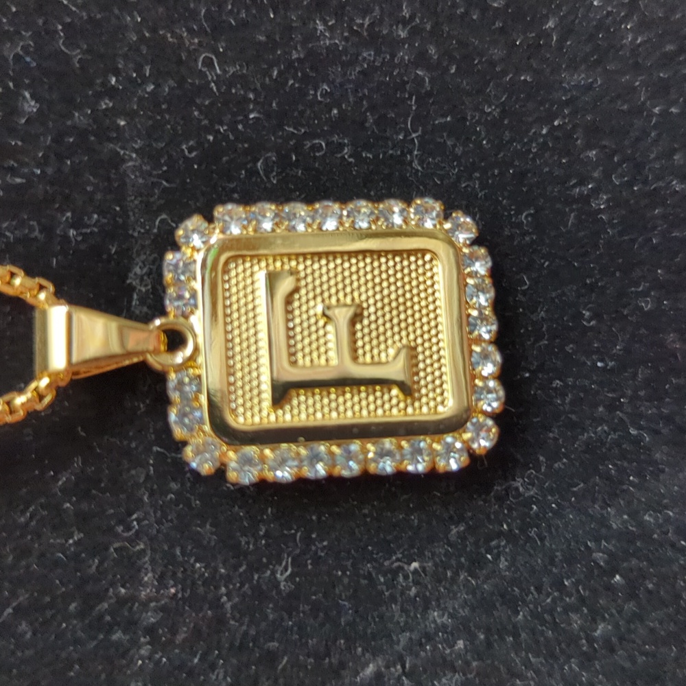 NWOT (259) Gold toned Necklace with Initial "F" Pendant - costume jewelry
